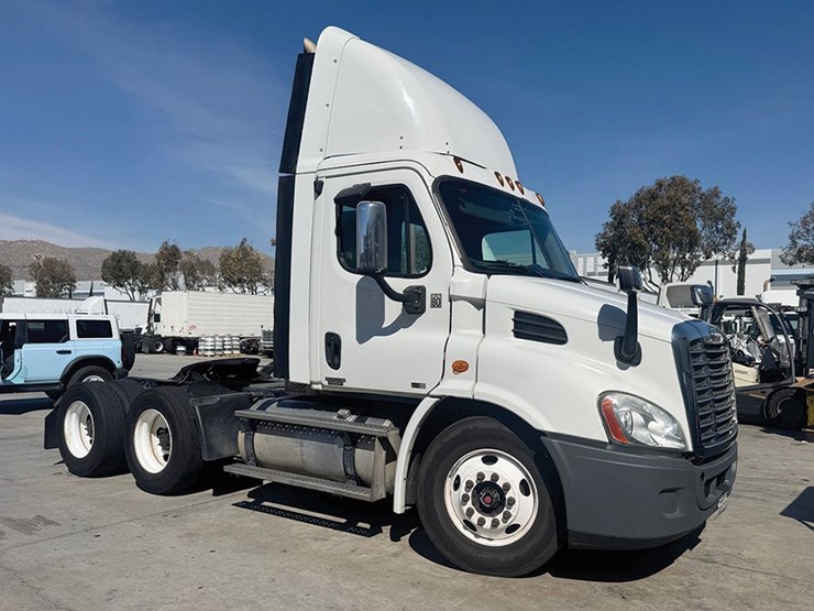 2011-freightliner-cascadia-113-image-1
