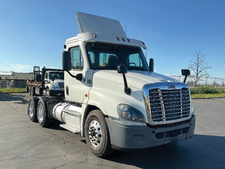 2017-freightliner-cascadia-125-image-1