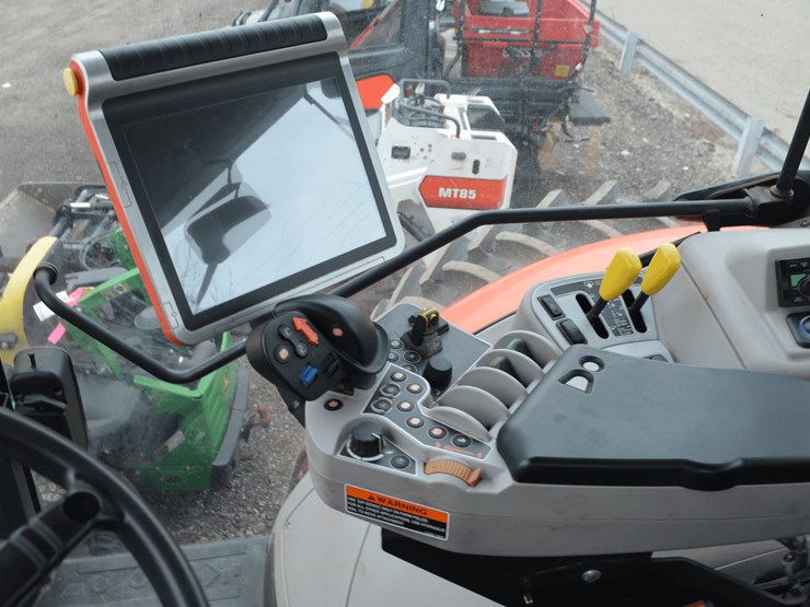 kubota-m7-171-premium-image-25