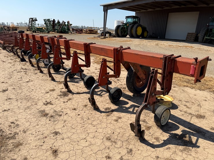 #40331-•-8-row-38"-cultivator-image-3