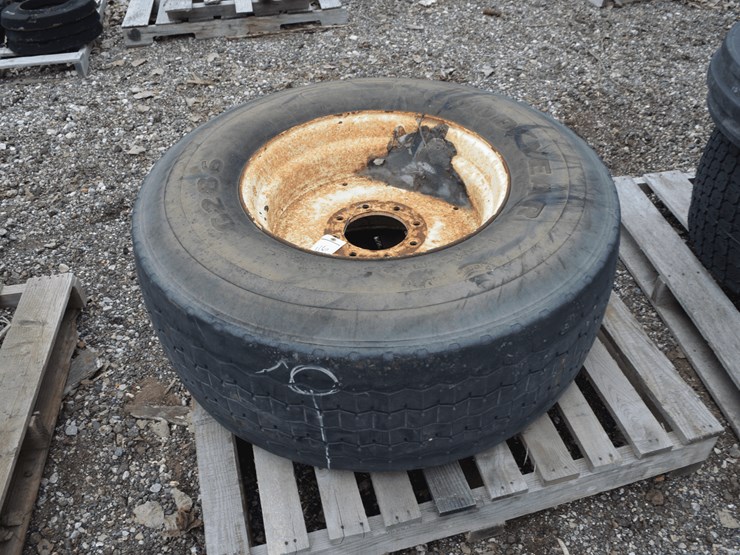 kuhn-spreader-tire-image-1