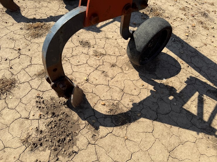 #40331-•-8-row-38"-cultivator-image-17