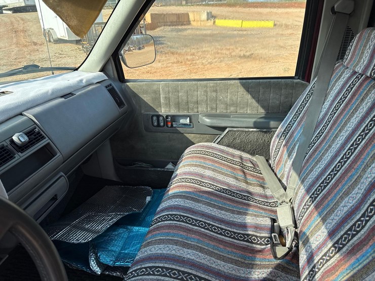 1994-cheverolt-1500-single-cab-pickup-truck-w/truck-topper-image-17