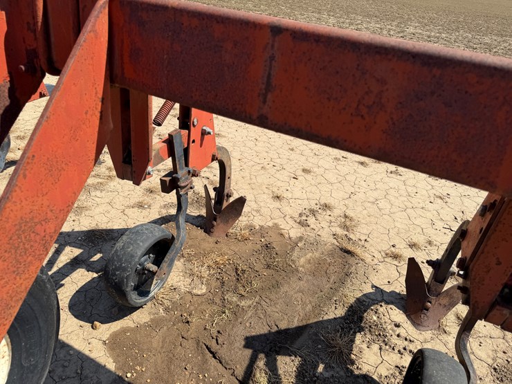 #40331-•-8-row-38"-cultivator-image-35