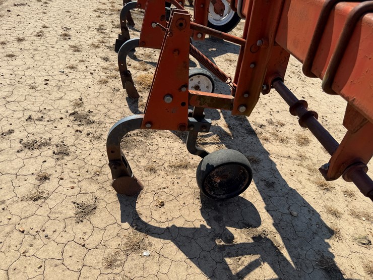 #40331-•-8-row-38"-cultivator-image-21