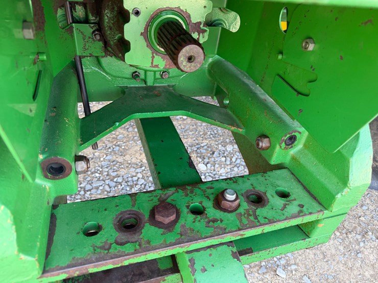 2011-john-deere-8285r-image-17