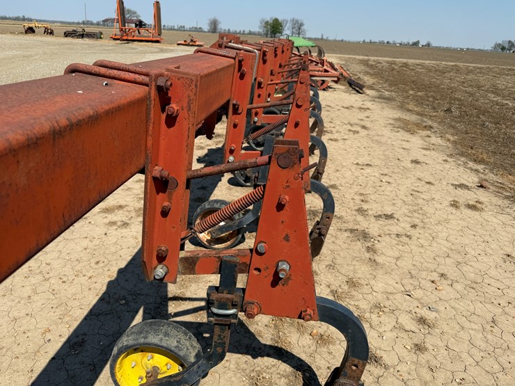 #40331-•-8-row-38"-cultivator-image-30