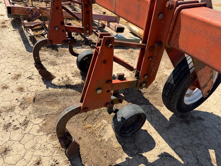 #40331-•-8-row-38"-cultivator-image-28