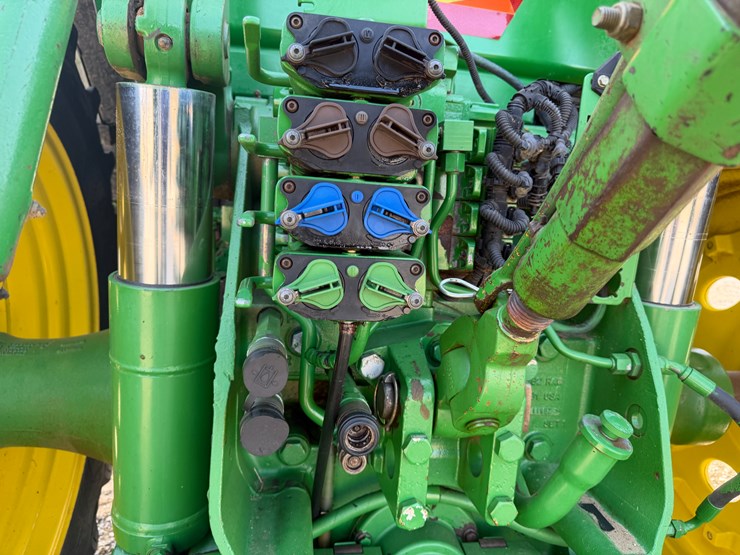 2011-john-deere-8285r-image-16