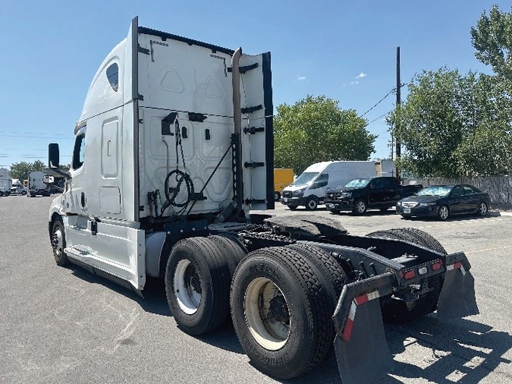2020-freightliner-cascadia-126-image-2