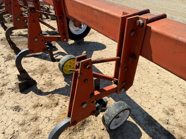 #40331-•-8-row-38"-cultivator-image-26