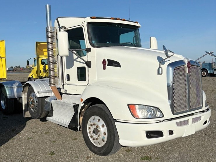 2014-kenworth-t600-image-1