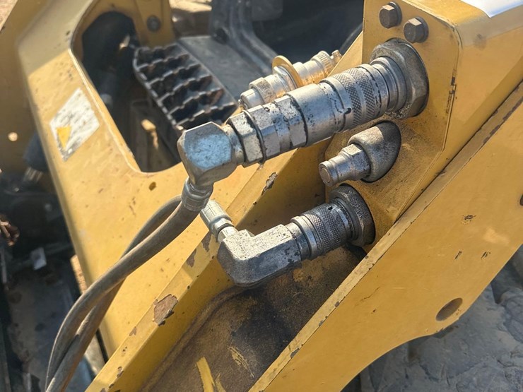 caterpillar-236d-image-16