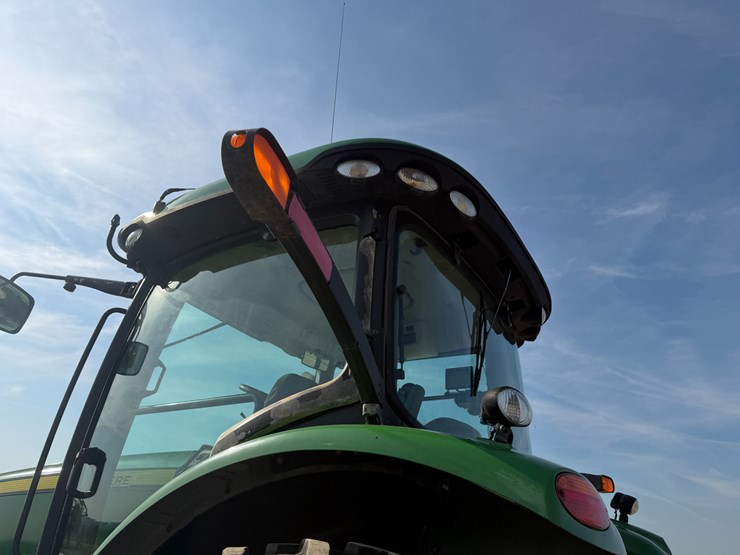 2011-john-deere-8285r-image-22