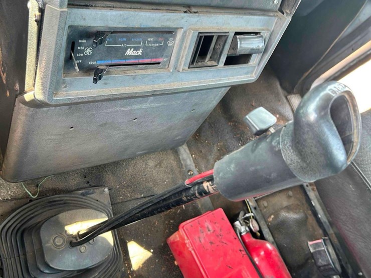 2000-mack-ch613-image-71