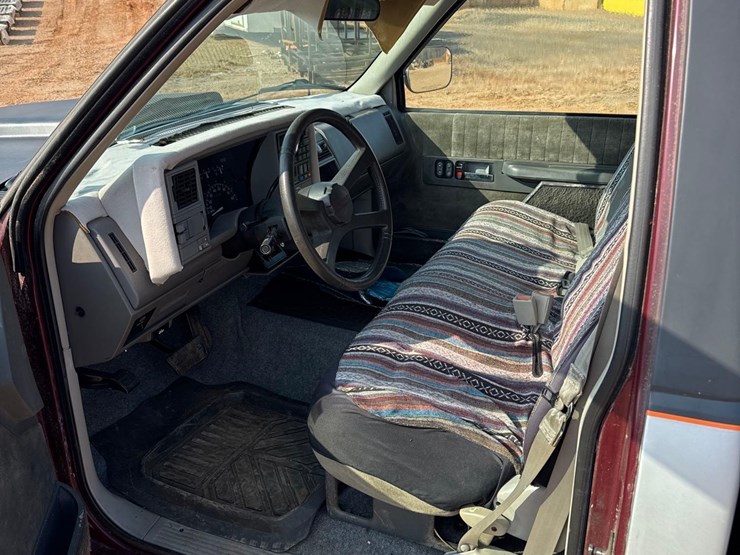1994-cheverolt-1500-single-cab-pickup-truck-w/truck-topper-image-12