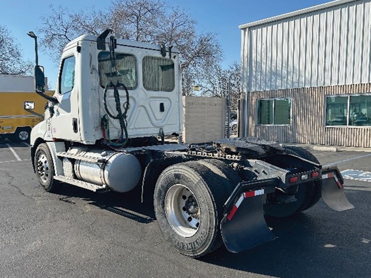 2020-freightliner-cascadia-126-image-2