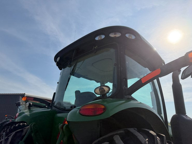 2011-john-deere-8285r-image-39
