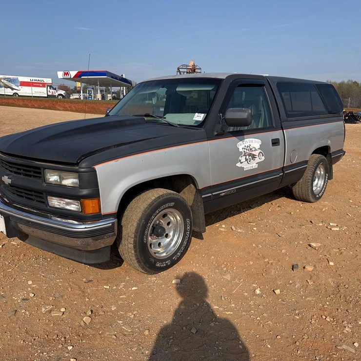 1994 CHEVEROLT 1500 SINGLE CAB PICKUP TRUCK W/TRUCK TOPPER