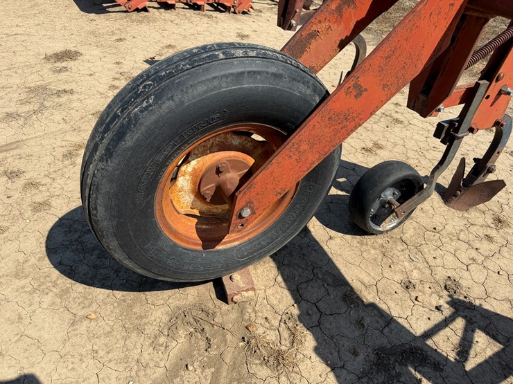#40331-•-8-row-38"-cultivator-image-8