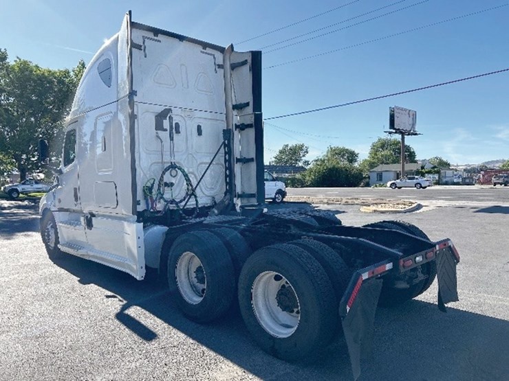2020-freightliner-cascadia-126-image-2