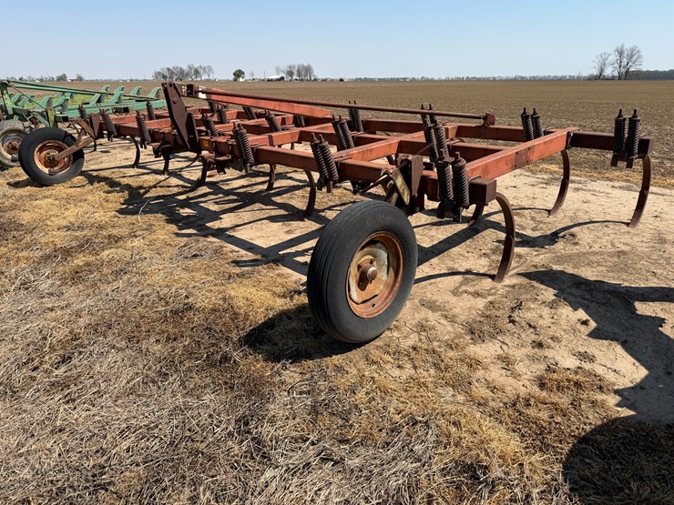 #40328-•-20'-chisel-plow-image-1