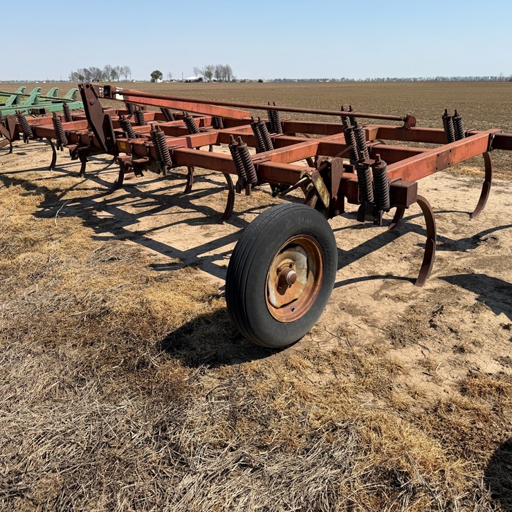 #40328 • 20' Chisel Plow