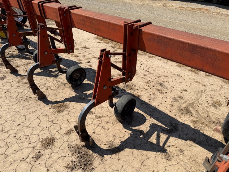 #40331-•-8-row-38"-cultivator-image-12