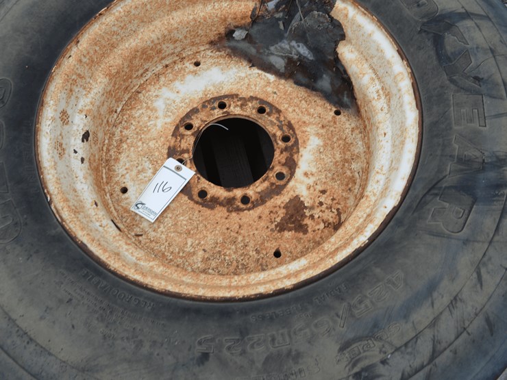 kuhn-spreader-tire-image-3