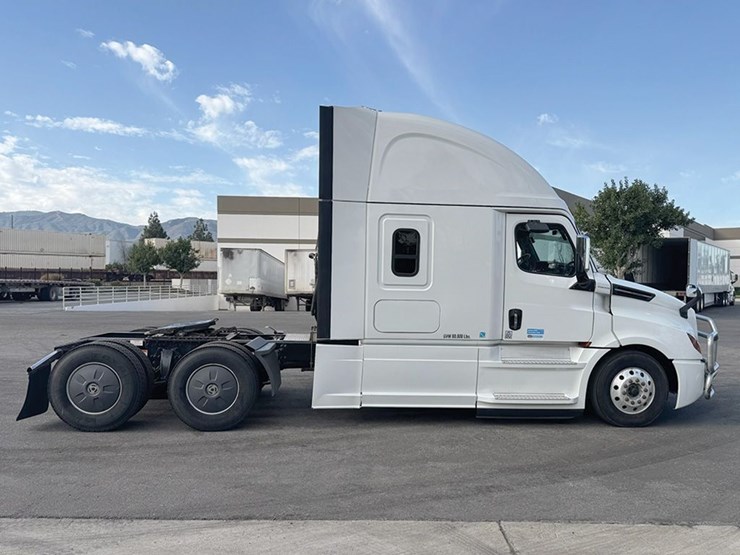 2020-freightliner-cascadia-126-image-2