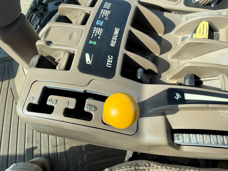 2011-john-deere-8285r-image-68