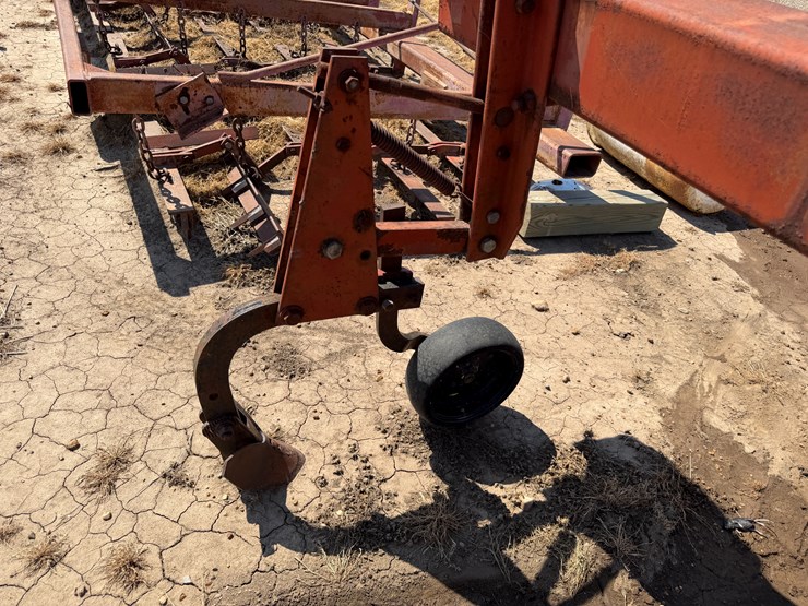#40331-•-8-row-38"-cultivator-image-32