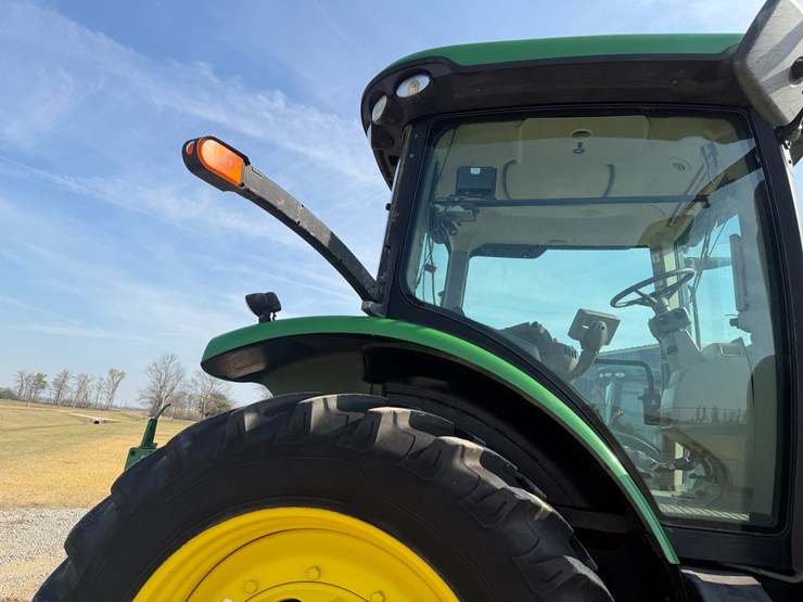 2011-john-deere-8285r-image-37