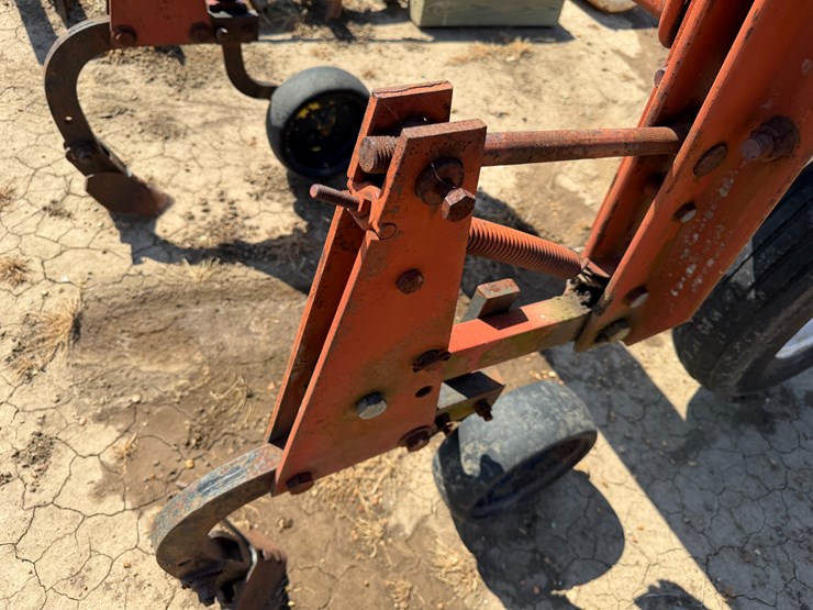 #40331-•-8-row-38"-cultivator-image-31