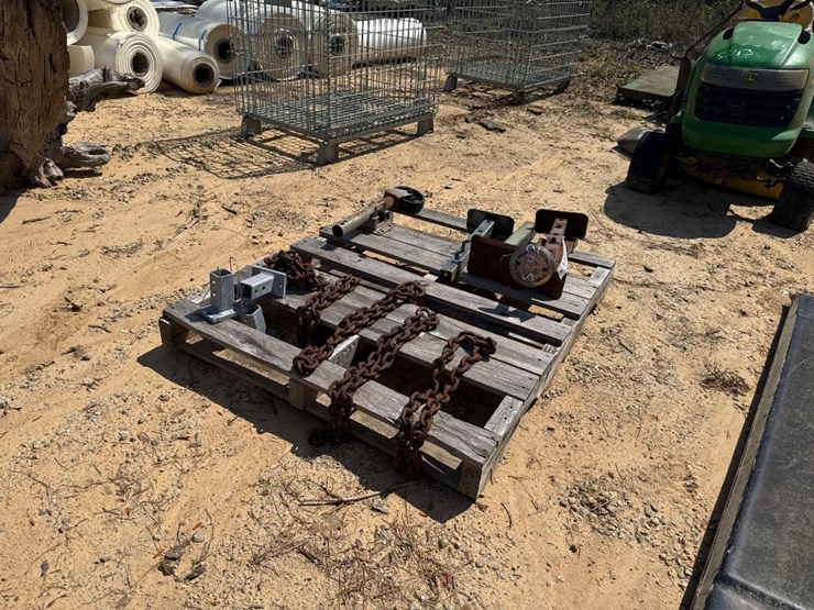 5242---pallet-misc-jacks,-chains-image-1