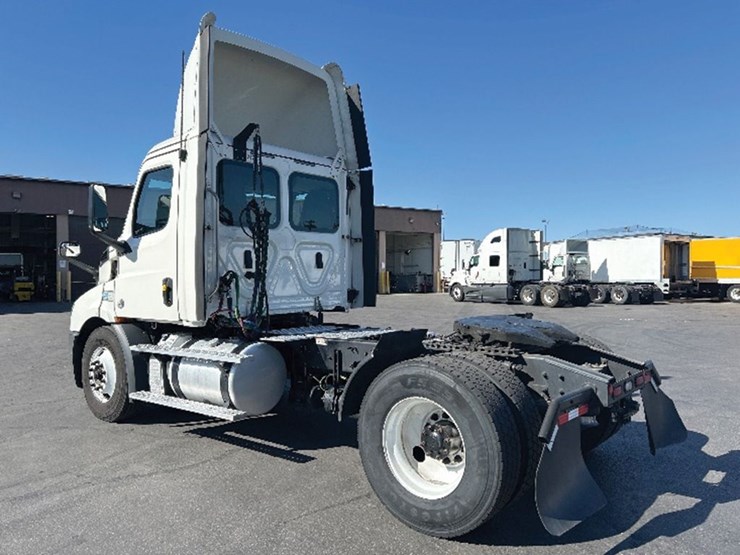 2019-freightliner-cascadia-116-image-2