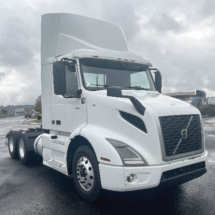 2020 VOLVO VNR300