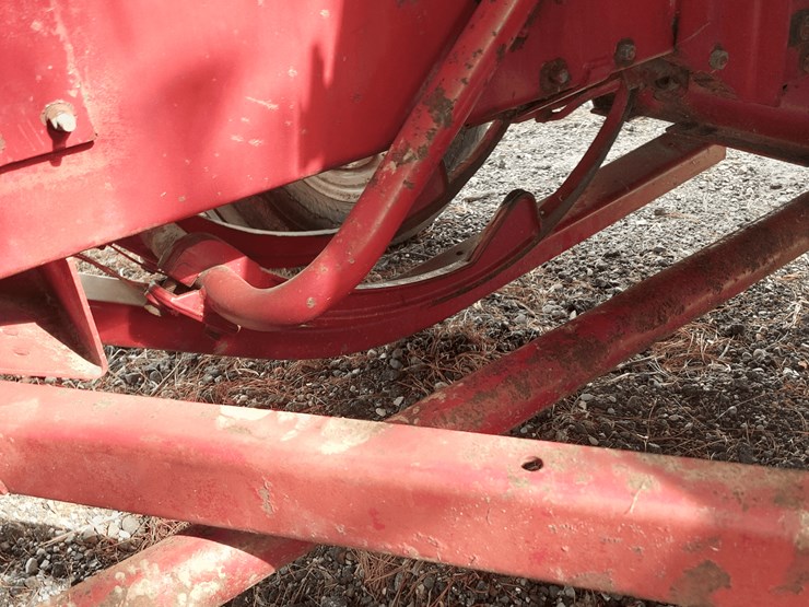 ih-435-square-baler-image-20