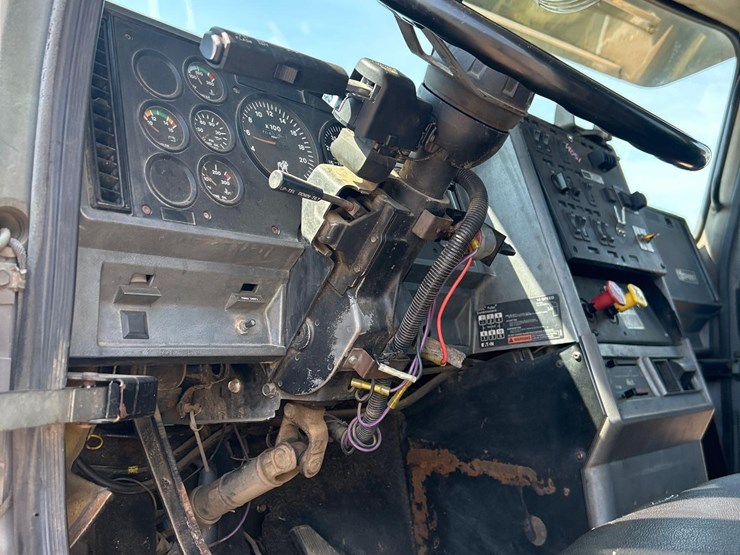 2000-mack-ch613-image-47