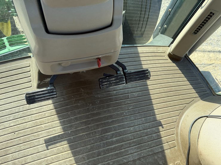 2011-john-deere-8285r-image-58