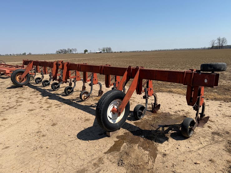 #40331-•-8-row-38"-cultivator-image-1