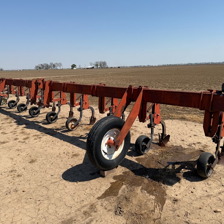 #40331 • 8-row 38" Cultivator