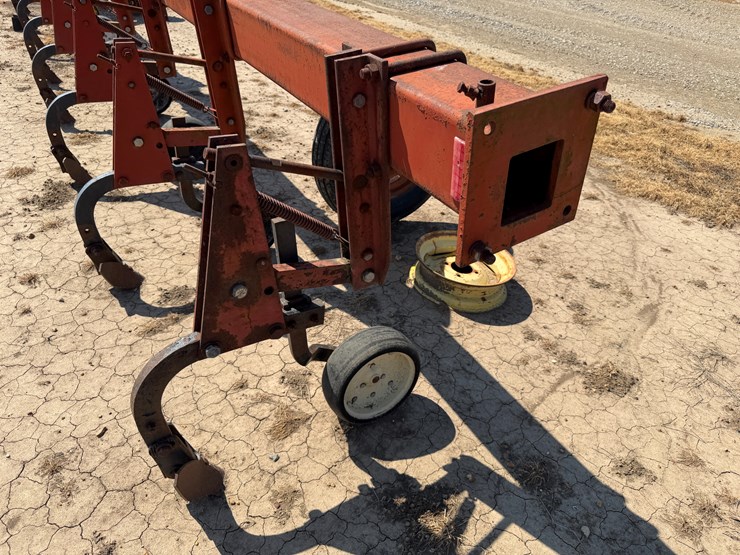 #40331-•-8-row-38"-cultivator-image-10