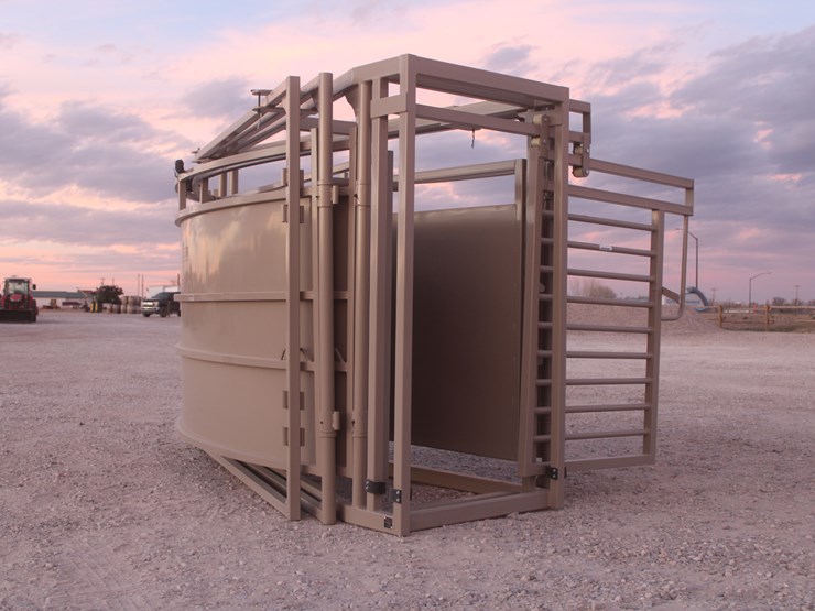 #1087-•-new-circle-t-tub-for-cattle-processing-image-8