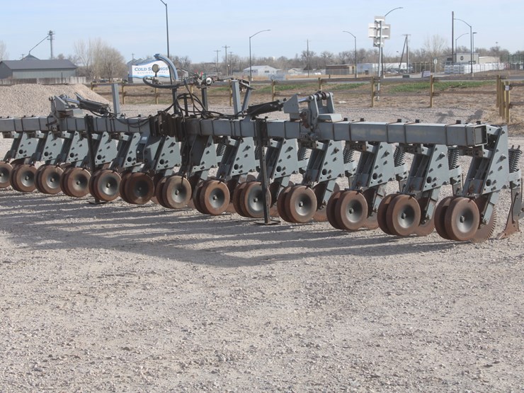 #1070-•-hinniker-12-row-corn-cultivator-image-46