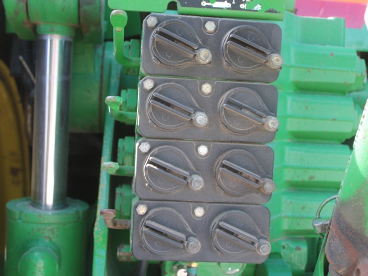 john-deere-8100-image-40