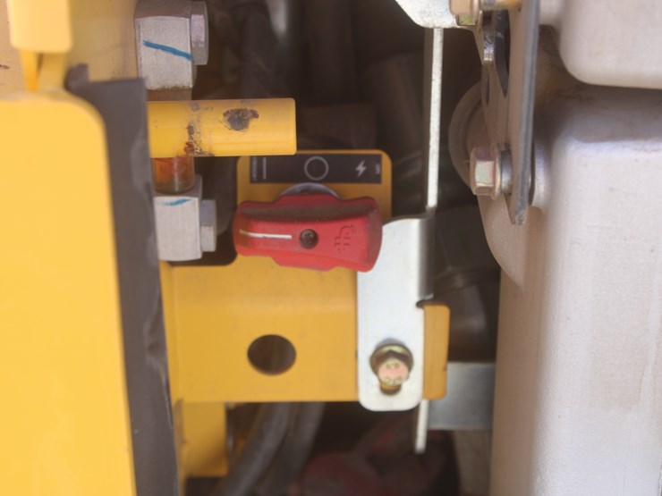 2021-new-holland-c327-image-33