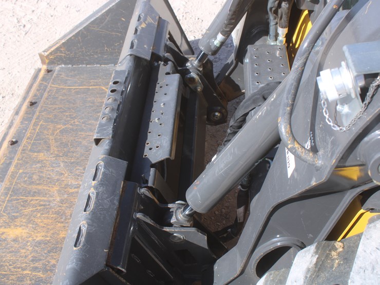 2021-new-holland-c327-image-11