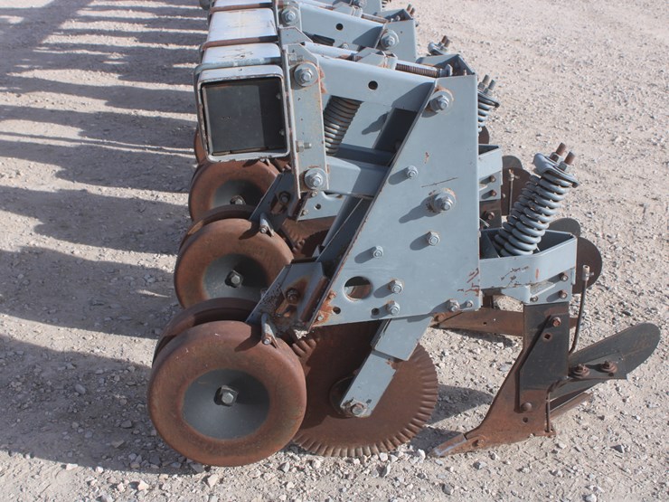 #1070-•-hinniker-12-row-corn-cultivator-image-10