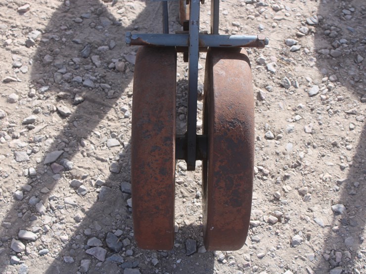 #1070-•-hinniker-12-row-corn-cultivator-image-12